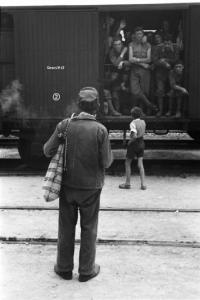 Viaggio in Jugoslavia. Sebenico: ultimi saluti prima della partenza del treno - in primo piano un fanciullo saluta il padre