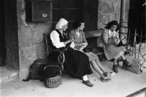 Viaggio in Jugoslavia. Sebenico: gruppo di donne sedute sopra una panchina della stazione ferroviaria