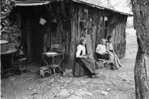 Viaggio in Jugoslavia. Perkovic: giovani contadini seduti davanti alla propria abitazione