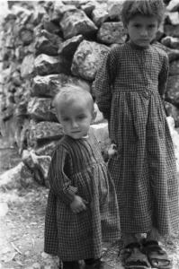 Viaggio in Jugoslavia. Perkovic: coppia di fanciulli di famiglia contadina posano nell'aia di casa