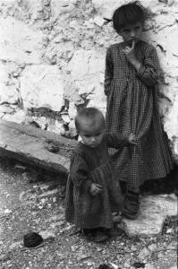 Viaggio in Jugoslavia. Perkovic: coppia di fanciulli posa nei pressi della propria abitazione