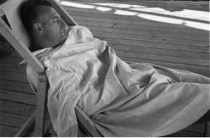 Viaggio in Jugoslavia. Verso Dubrovnik (Ragusa):  un viaggiatore dorme sopra una sedia sdraio del traghetto