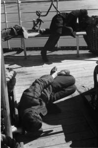 Viaggio in Jugoslavia. Verso Dubrovnik (Ragusa):  due viaggiatori dormono sopra le panchine del traghetto