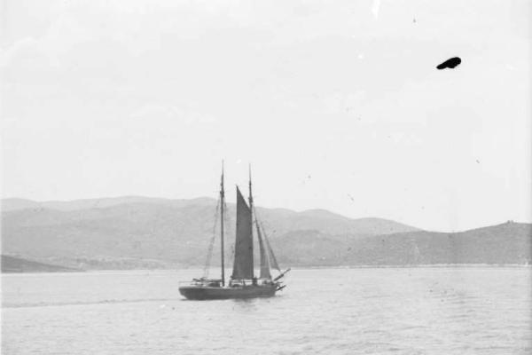 Viaggio in Jugoslavia. Verso Dubrovnik (Ragusa): un veliero passa davanti alla nave