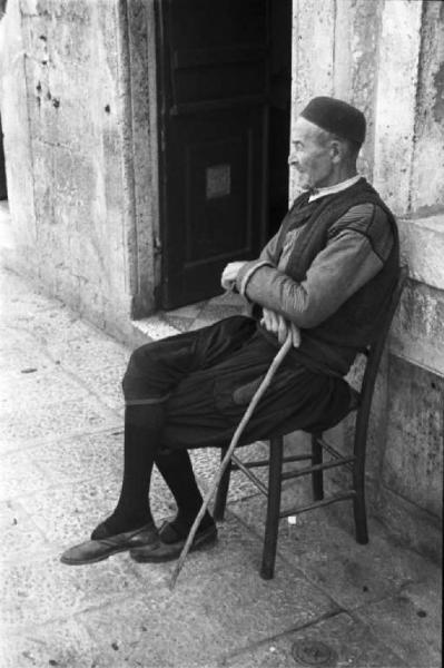 Viaggio in Jugoslavia. Dubrovnik (Ragusa): un anziano abitante seduto davanti alla propria abitazione