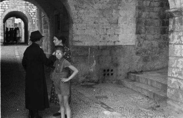 Viaggio in Jugoslavia. Dubrovnik (Ragusa): una donna con coppia di fanciulli in una via del centro storico