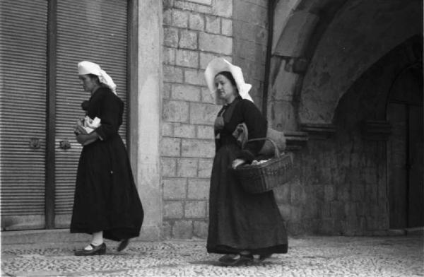 Viaggio in Jugoslavia. Dubrovnik (Ragusa): una coppia di donne croate si aggira per le vie del centro storico