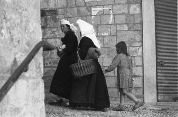 Viaggio in Jugoslavia. Dubrovnik (Ragusa): una coppia di donne croate si aggira per le vie del centro storico, seguite a breve distanza da una fanciulla