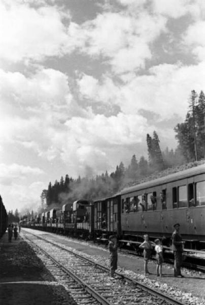 Campagna di Russia. Viaggio in treno - Suceava - stazione di confine ungaro-rumeno - treno in sosta
