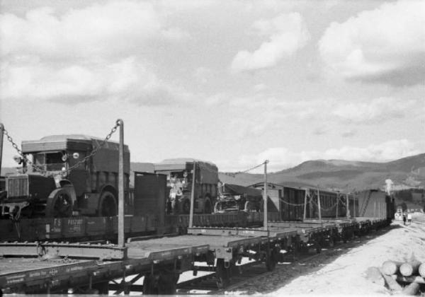 Campagna di Russia. Suceava - stazione di confine ungaro-rumeno - treno merci trasporta automezzi militari