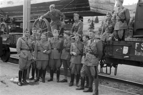 Campagna di Russia. Suceava - stazione di confine ungaro-rumeno - ritratto di gruppo - militari