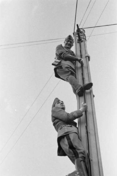 Campagna di Russia. Suceava - stazione di confine ungaro-rumeno - ritratto di coppia - militari arrampicati su un palo della luce