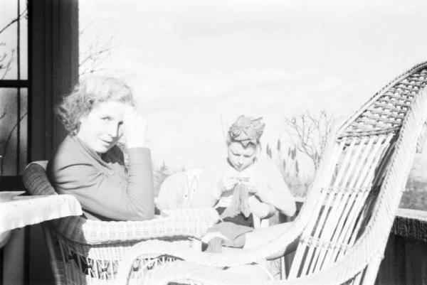 Internamento in Svizzera. Aarau - Ritratto di coppia, Laura Patellani cuce seduta in terrazzo in compagnia di Alice