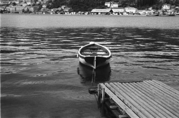Viaggio in Jugoslavia. Gruz (Gravosa): barca a remi ormeggiata a un pontile. Sullo sfondo appena visibile il paese