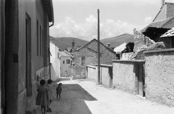 Viaggio in Jugoslavia. Mostar: alcuni bambini giocano lungo le strade del paese