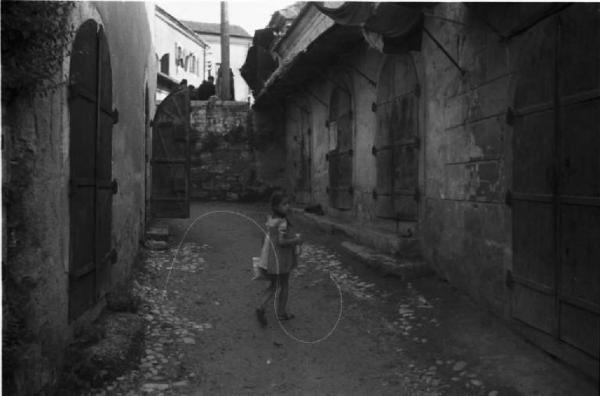 Viaggio in Jugoslavia. Mostar: scene di vita quotidiana - bambina in un vicolo cieco
