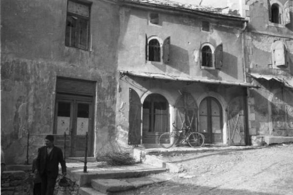 Viaggio in Jugoslavia. Mostar: scorcio del paese: alcuni edifici affacciati lungo la strada