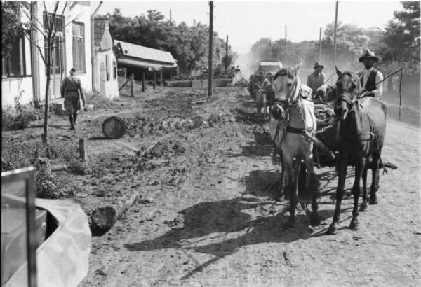 Campagna di Russia. Bessarabia - Soroki - carri trainati da cavalli - automezzi militari
