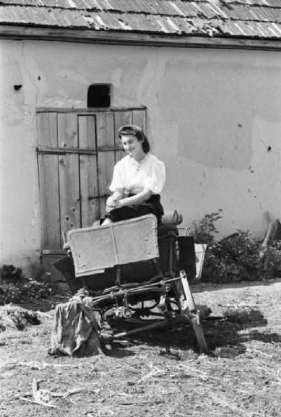 Campagna di Russia. Bessarabia - Riscani - ritratto femminile - giovane seduta su un calesse