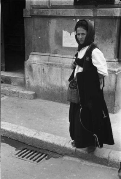 Viaggio in Jugoslavia. Sarajevo: giovane donna bosniaca a passeggio nel centro urbano