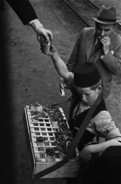 Viaggio in Jugoslavia. Yaitze: un giovane venditore ambulante alla stazione ferroviaria
