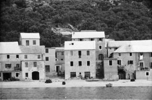 Viaggio in Jugoslavia. Verso Dubrovnik (Ragusa):  veduta del mare di un piccolo villaggio di pescatori