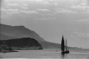 Viaggio in Jugoslavia. Verso Dubrovnik (Ragusa):  scorcio dalla barca di una baia con una piccola imbarcazione ormeggiata