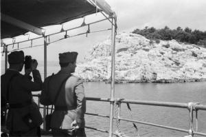 Viaggio in Jugoslavia. Verso Dubrovnik (Ragusa):  scorcio del poontile della nave - si riconoscono di spalle alcuni militari