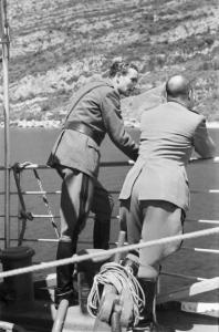Viaggio in Jugoslavia. Verso Dubrovnik (Ragusa): coppia di militari Ustascia sul pontile della nave