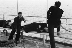Viaggio in Jugoslavia. Verso Dubrovnik (Ragusa):  tre passeggeri si riposano su una panchina, sopra il pontile della nave