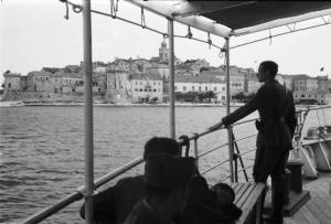 Viaggio in Jugoslavia. Verso Dubrovnik (Ragusa):  scorcio del pontile con un militare Ustascia in primo piano