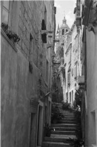 Viaggio in Jugoslavia. Verso Dubrovnik (Ragusa). Cuzzola: scorcio di un viottolo nel borgo