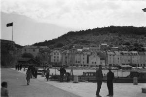 Viaggio in Jugoslavia. Verso Dubrovnik (Ragusa). Cuzzola:  scorcio del paese dalla banchina del porto