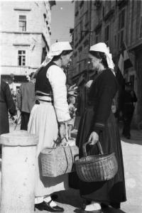 Viaggio in Jugoslavia. Dubrovnik (Ragusa): donne croate in abito locale si aggirano nei dintorni della zona del mercato