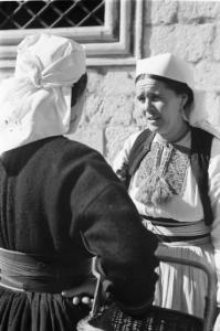 Viaggio in Jugoslavia. Ragusa: due donne croate in costume locale chiaccherano nella zona del mercato