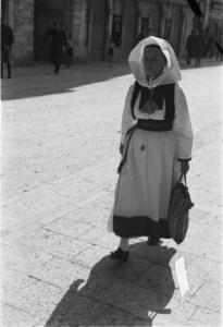 Viaggio in Jugoslavia. Dubrovnik (Ragusa): una donna croata in costume locale mentre cammina per una via del centro
