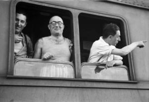 Campagna di Russia. Viaggio in treno attraverso la Transilvania - ritratto di gruppo - militari affacciati al finestrino