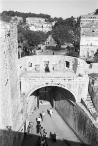Viaggio in Jugoslavia. Dubrovnik (Ragusa): scorcio del centro urbano con un passaggio aereo in pietra in primo piano nei pressi delle mura romane