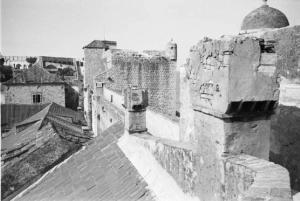 Viaggio in Jugoslavia. Dubrovnik (Ragusa): scorcio aereo del centro urbano - in primo piano si riconoscono le mura romane