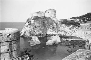 Viaggio in Jugoslavia. Dubrovnik (Ragusa): scorcio aereo della baia nei pressi del porto - si riconosce la Rocca