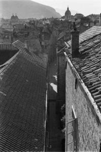 Viaggio in Jugoslavia. Dubrovnik (Ragusa): scorcio aereo del centro urbano - in primo piano si riconoscono i tetti di un gruppo di abitazioni