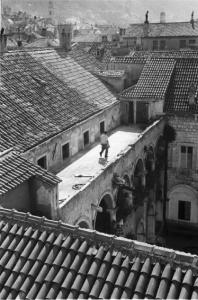 Viaggio in Jugoslavia. Dubrovnik (Ragusa): scorcio aereo del centro urbano - un gruppo di tetti in primo piano