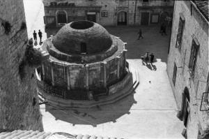 Viaggio in Jugoslavia. Dubrovnik (Ragusa): scorcio aereo del centro urbano - si riconosce il battistero della cattedrale
