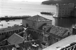 Viaggio in Jugoslavia. Dubrovnik (Ragusa): scorcio aereo del centro urbano - il mare sullo sfondo