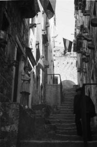 Viaggio in Jugoslavia. Dubrovnik (Ragusa): scorcio di un vicolo con passante nel centro storico
