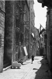 Viaggio in Jugoslavia. Dubrovnik (Ragusa): scorcio di un vicolo con passante nei pressi del centro storico