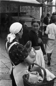 Viaggio in Jugoslavia. Dubrovnik (Ragusa): una coppia di donne croate chiacchera nei pressi del mercato della frutta