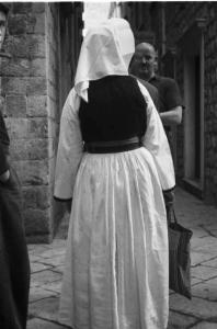Viaggio in Jugoslavia. Dubrovnik (Ragusa): una donna croata in abito locale discute con un uomo in una via del centro storico