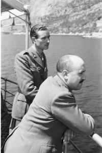 Viaggio in Jugoslavia. Verso Dubrovnik (Ragusa): coppia di militari Ustascia sul pontile della nave