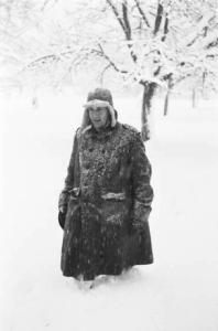Internamento in Svizzera. Reiden: ritratto maschile, soldato sotto una fitta nevicata - Indossa pastrano e cappello
